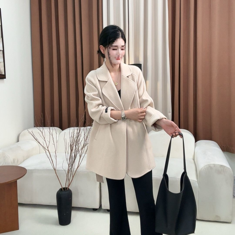 Chenille kaput ležernog kroja, kratka duljina, kopčanje uz vrpcu, 3/4 rukavi, ovratnik sakoi