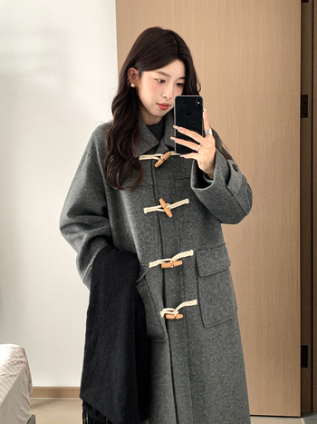 Ženski kaput srednje dužine s gumbima od roga, jednobojni, debela mješavina vune i kašmira, dugi rukavi, slobodan kroj, jesen 2025