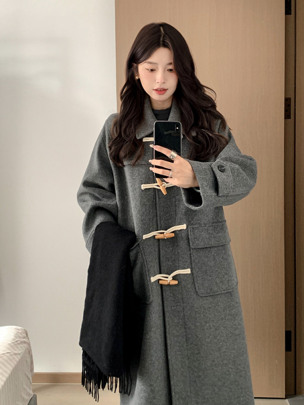 Ženski kaput srednje dužine s gumbima od roga, jednobojni, debela mješavina vune i kašmira, dugi rukavi, slobodan kroj, jesen 2025