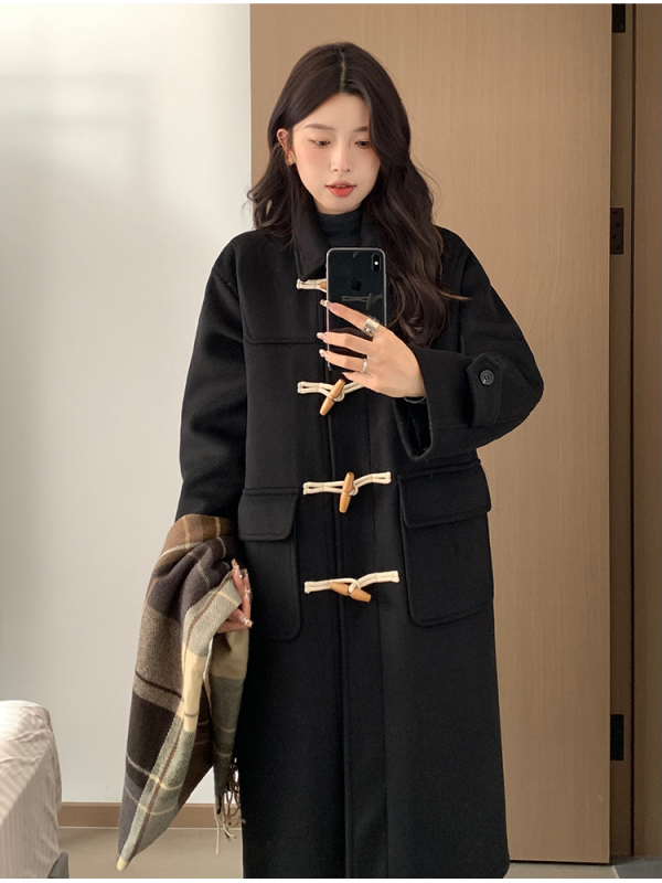 Ženski kaput srednje dužine s gumbima od roga, jednobojni, debela mješavina vune i kašmira, dugi rukavi, slobodan kroj, jesen 2025