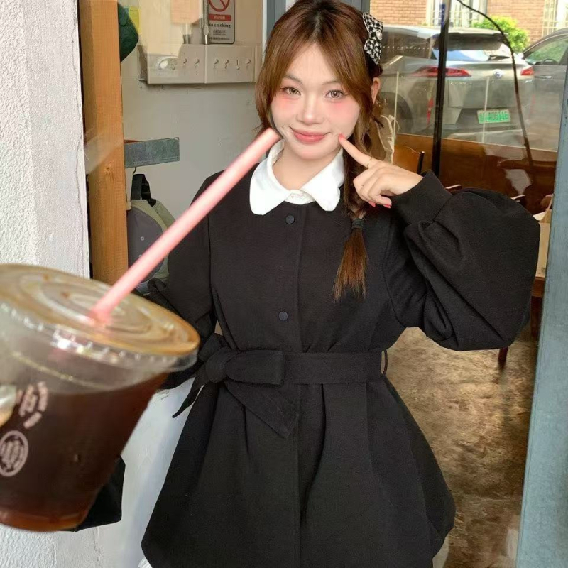 Ženski kratki kaput od kože kozje kože i poliestera, lampion rukavi, bez ovratnika, jednoredno kopčanje, zima 2025