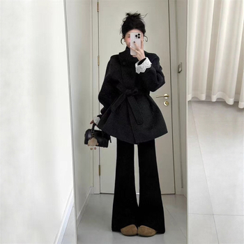 Palton damă în stil Hepburn, inspirație coreeană, lungime medie, centură în talie, croială slim, mâneci lungi, poliester mercerizat, iarnă 2025