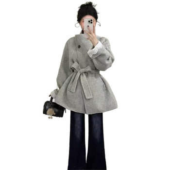 Palton damă în stil Hepburn, inspirație coreeană, lungime medie, centură în talie, croială slim, mâneci lungi, poliester mercerizat, iarnă 2025