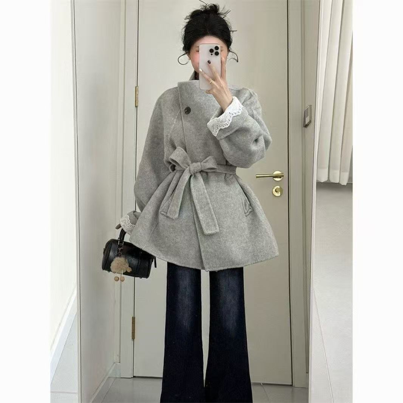 Palton damă în stil Hepburn, inspirație coreeană, lungime medie, centură în talie, croială slim, mâneci lungi, poliester mercerizat, iarnă 2025