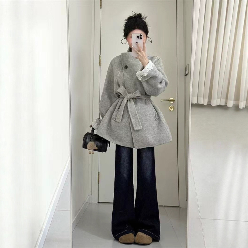 Palton damă în stil Hepburn, inspirație coreeană, lungime medie, centură în talie, croială slim, mâneci lungi, poliester mercerizat, iarnă 2025