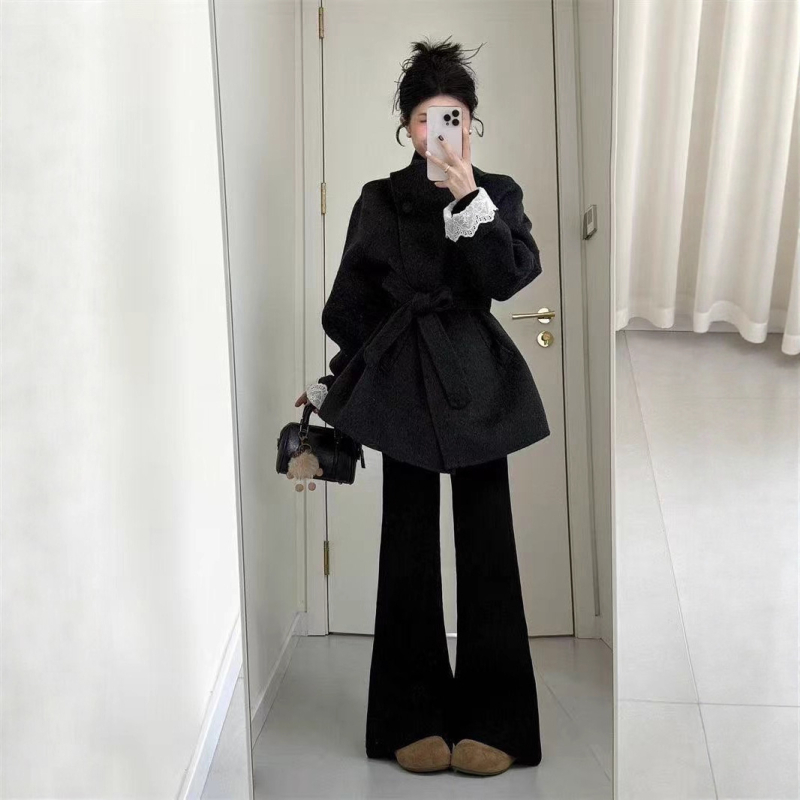 Palton damă în stil Hepburn, inspirație coreeană, lungime medie, centură în talie, croială slim, mâneci lungi, poliester mercerizat, iarnă 2025