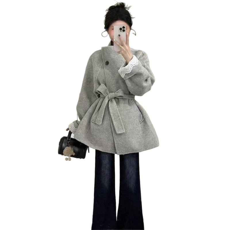 Palton damă în stil Hepburn, inspirație coreeană, lungime medie, centură în talie, croială slim, mâneci lungi, poliester mercerizat, iarnă 2025