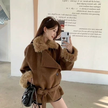 Vuneni kaput s kragnom od krzna, karirani uzorak, ležeran kroj, dugi rukavi, zima 2025