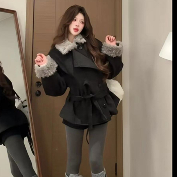 Vuneni kaput s kragnom od krzna, karirani uzorak, ležeran kroj, dugi rukavi, zima 2025