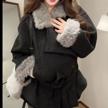 Vuneni kaput s kragnom od krzna, karirani uzorak, ležeran kroj, dugi rukavi, zima 2025