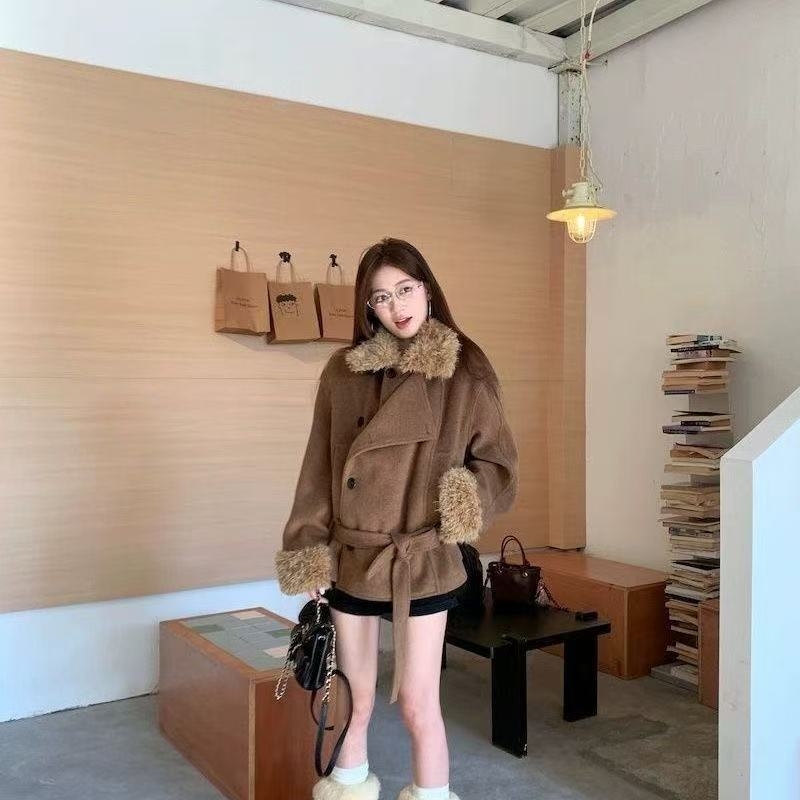 Vuneni kaput s kragnom od krzna, karirani uzorak, ležeran kroj, dugi rukavi, zima 2025