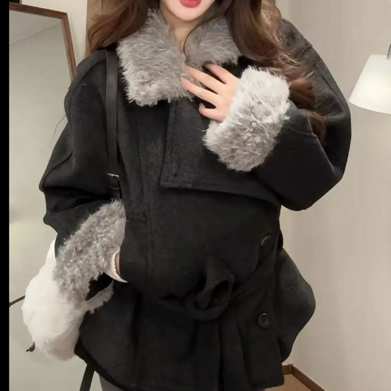 Vuneni kaput s kragnom od krzna, karirani uzorak, ležeran kroj, dugi rukavi, zima 2025