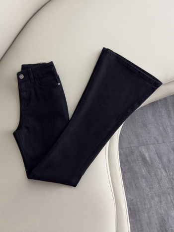 Crne ženske džinse bootcut s visokim strukom, elastične, pokrivaju bokove, vizualno sužavaju siluetu, dugi hlače s proširenim krojem, jesen 2025, plus size