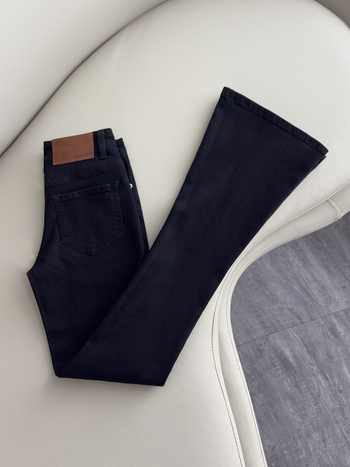 Crne ženske džinse bootcut s visokim strukom, elastične, pokrivaju bokove, vizualno sužavaju siluetu, dugi hlače s proširenim krojem, jesen 2025, plus size