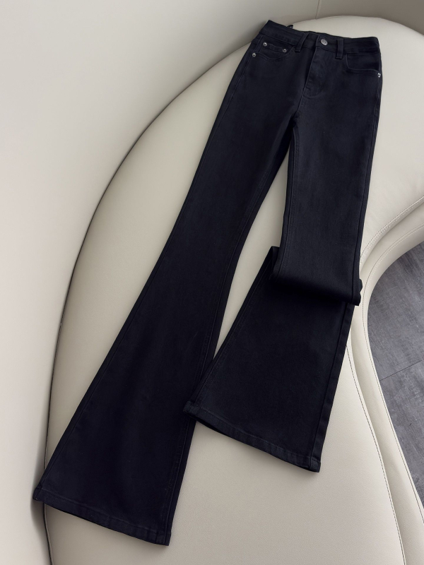 Crne ženske džinse bootcut s visokim strukom, elastične, pokrivaju bokove, vizualno sužavaju siluetu, dugi hlače s proširenim krojem, jesen 2025, plus size