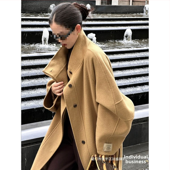 Chenille audinio paltas su polo apykakle, trumpas ilgis, siauras kirpimas, 2025 metų pavasaris