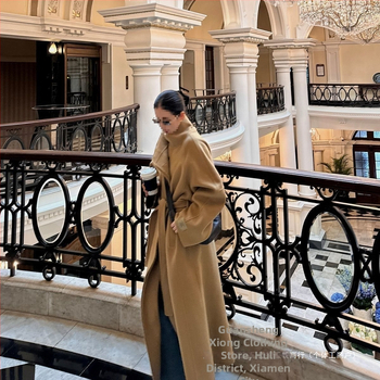 Chenille audinio paltas su polo apykakle, trumpas ilgis, siauras kirpimas, 2025 metų pavasaris