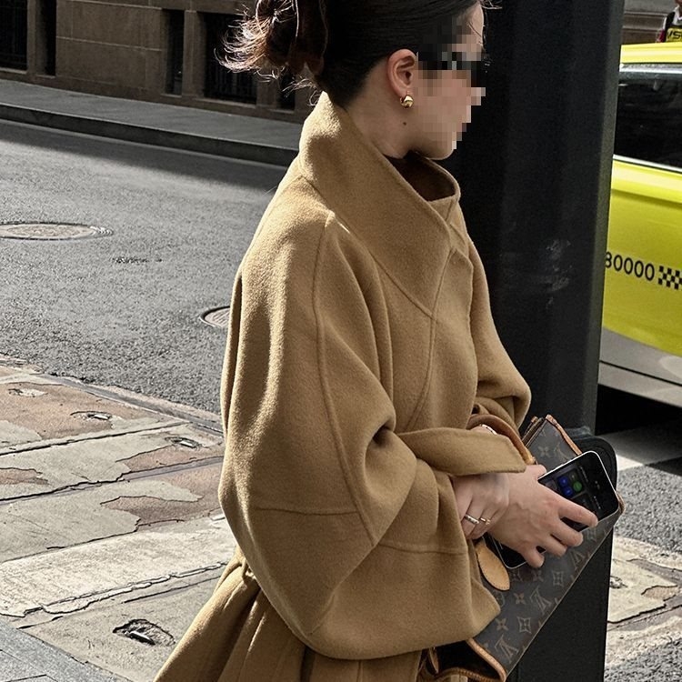 Chenille audinio paltas su polo apykakle, trumpas ilgis, siauras kirpimas, 2025 metų pavasaris