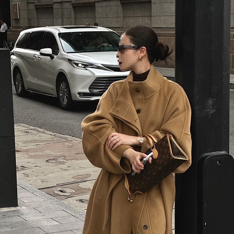 Chenille audinio paltas su polo apykakle, trumpas ilgis, siauras kirpimas, 2025 metų pavasaris