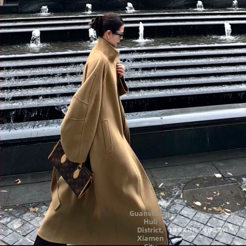 Chenille audinio paltas su polo apykakle, trumpas ilgis, siauras kirpimas, 2025 metų pavasaris