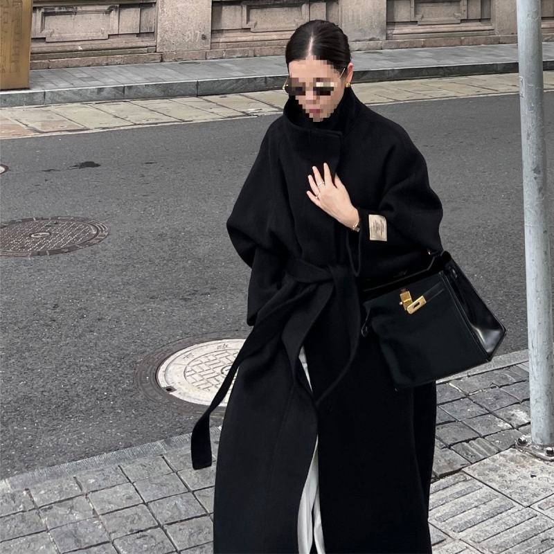 Chenille audinio paltas su polo apykakle, trumpas ilgis, siauras kirpimas, 2025 metų pavasaris