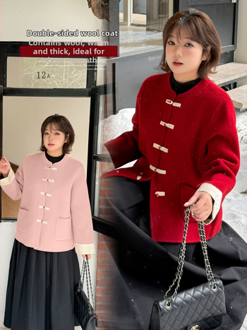 Moteriškas vilnos paltas, dvipusis, auksinis jacquardas, vilnos–poliesterio mišinys (70–80% vilnos, 30–50% poliesterio), vidutinio ilgio, apvali apykaklė, užsegimas vienu mygtuku, žiema 2025