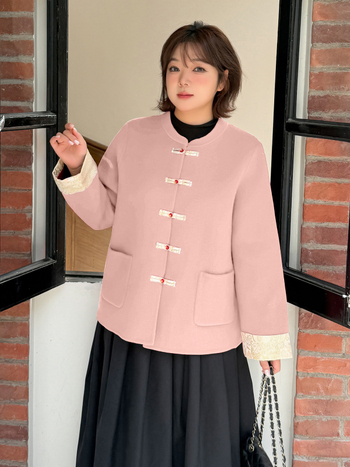 Moteriškas vilnos paltas, dvipusis, auksinis jacquardas, vilnos–poliesterio mišinys (70–80% vilnos, 30–50% poliesterio), vidutinio ilgio, apvali apykaklė, užsegimas vienu mygtuku, žiema 2025