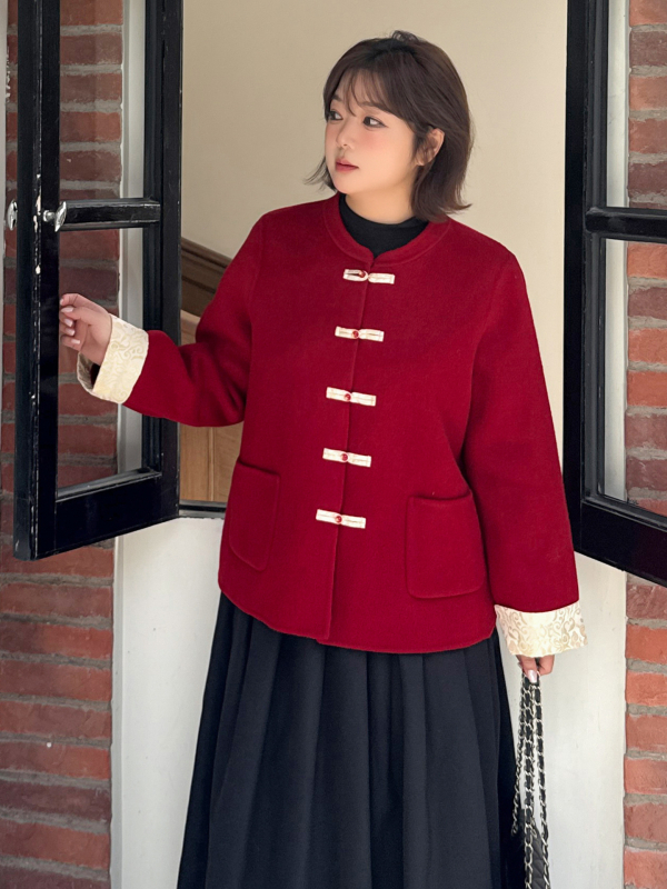 Moteriškas vilnos paltas, dvipusis, auksinis jacquardas, vilnos–poliesterio mišinys (70–80% vilnos, 30–50% poliesterio), vidutinio ilgio, apvali apykaklė, užsegimas vienu mygtuku, žiema 2025