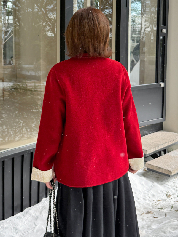 Moteriškas vilnos paltas, dvipusis, auksinis jacquardas, vilnos–poliesterio mišinys (70–80% vilnos, 30–50% poliesterio), vidutinio ilgio, apvali apykaklė, užsegimas vienu mygtuku, žiema 2025