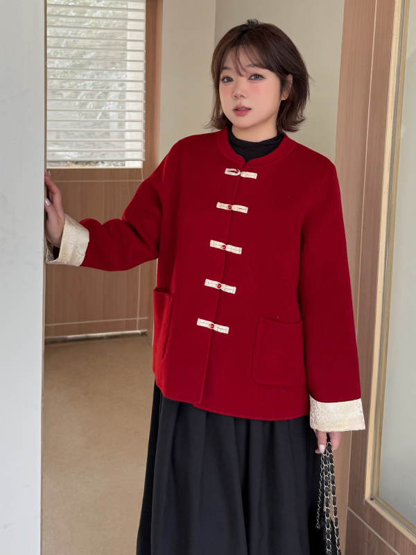 Moteriškas vilnos paltas, dvipusis, auksinis jacquardas, vilnos–poliesterio mišinys (70–80% vilnos, 30–50% poliesterio), vidutinio ilgio, apvali apykaklė, užsegimas vienu mygtuku, žiema 2025