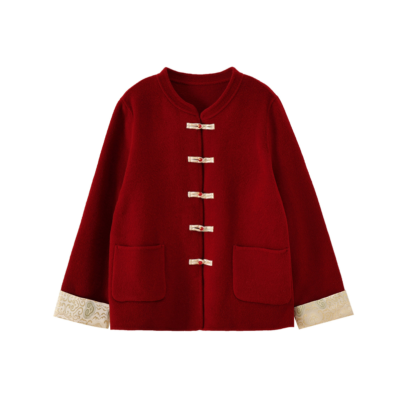 Moteriškas vilnos paltas, dvipusis, auksinis jacquardas, vilnos–poliesterio mišinys (70–80% vilnos, 30–50% poliesterio), vidutinio ilgio, apvali apykaklė, užsegimas vienu mygtuku, žiema 2025