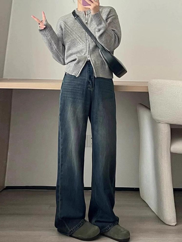 Ženske farmerice s flis podstavom, topli retro stil, visokog struka i ravni kroj, denim od pamuka s 70–80% pamuka i 30–50% poliestera, distressed detalji, zip i kopče.
