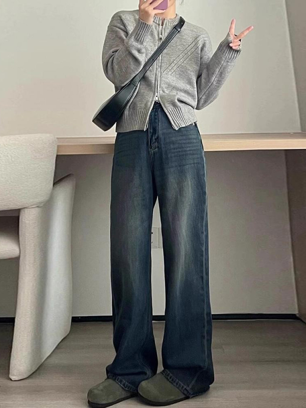 Ženske farmerice s flis podstavom, topli retro stil, visokog struka i ravni kroj, denim od pamuka s 70–80% pamuka i 30–50% poliestera, distressed detalji, zip i kopče.