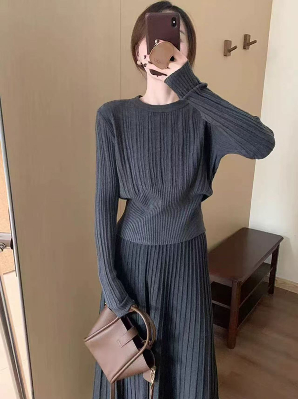 Pleteni set haljine s uskim strukom i usklađenom suknjom i puloverom, pleteni materijal sa smjesom spandex-viskozom, zima 2025