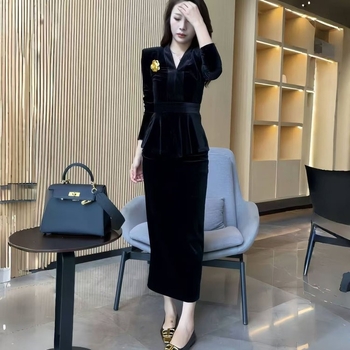 Costum din catifea cu top de decolteu în V și fustă midi cu deschidere în talie, mâneci lungi