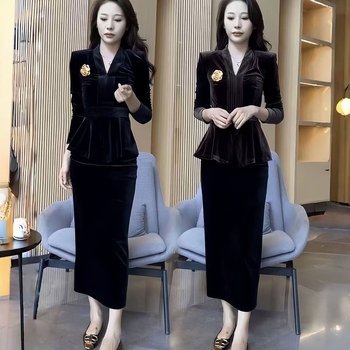 Costum din catifea cu top de decolteu în V și fustă midi cu deschidere în talie, mâneci lungi