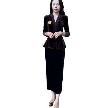 Costum din catifea cu top de decolteu în V și fustă midi cu deschidere în talie, mâneci lungi