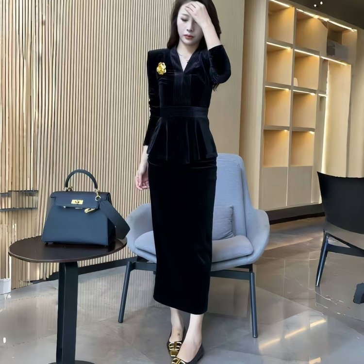 Costum din catifea cu top de decolteu în V și fustă midi cu deschidere în talie, mâneci lungi