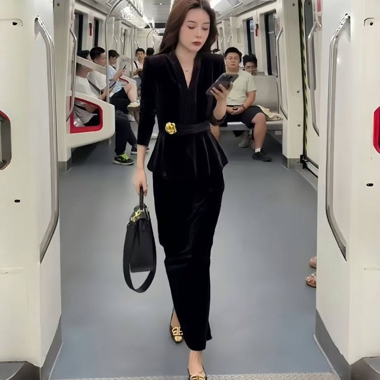 Costum din catifea cu top de decolteu în V și fustă midi cu deschidere în talie, mâneci lungi