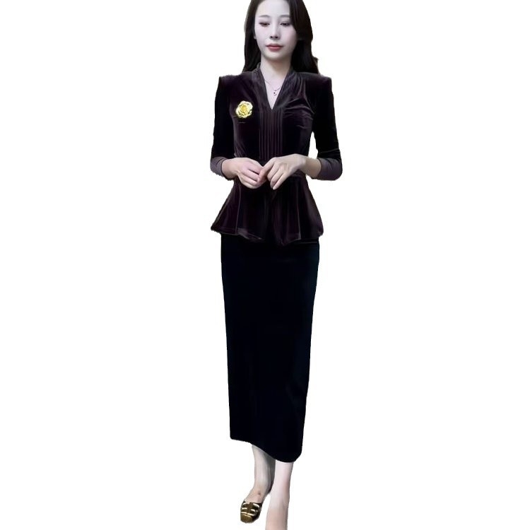 Costum din catifea cu top de decolteu în V și fustă midi cu deschidere în talie, mâneci lungi