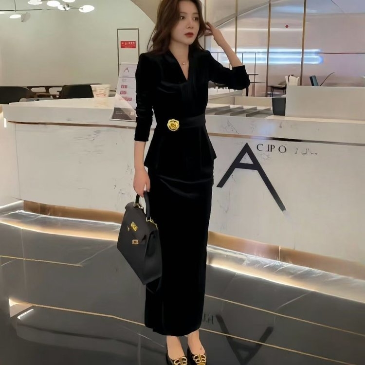 Costum din catifea cu top de decolteu în V și fustă midi cu deschidere în talie, mâneci lungi