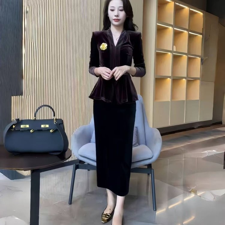 Costum din catifea cu top de decolteu în V și fustă midi cu deschidere în talie, mâneci lungi