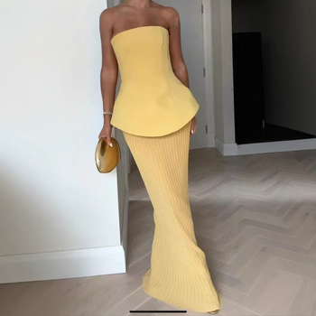 Костюм с пола и топ без презрамки: плисирана мини пола с висок талия; едноцветен; без ръкави; полиестер с еластан (Едноцветен; Без ръкави; Полиестер с еластан; Лято 2025)