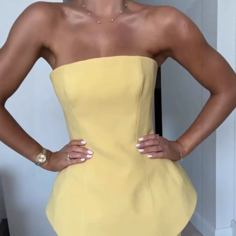 Костюм с пола и топ без презрамки: плисирана мини пола с висок талия; едноцветен; без ръкави; полиестер с еластан (Едноцветен; Без ръкави; Полиестер с еластан; Лято 2025)