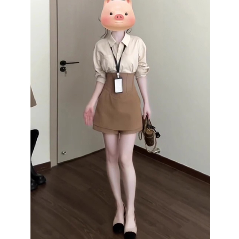 Dvodjelni casual kostim s košulom i visokim pojasom, set suknja-pantalone, proljeće 2025, dugi rukavi, stil kraljevske sestre