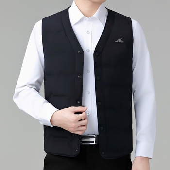 Vīriešu pūku vesta ziemai – plāna, 91–95% balto pīļu pūku, 110 g pildījums, galvenais audums neilons, odere poliesteris, V kakls, priekšējais slēgums ar pogām, sānu kabatas, bez kapuces