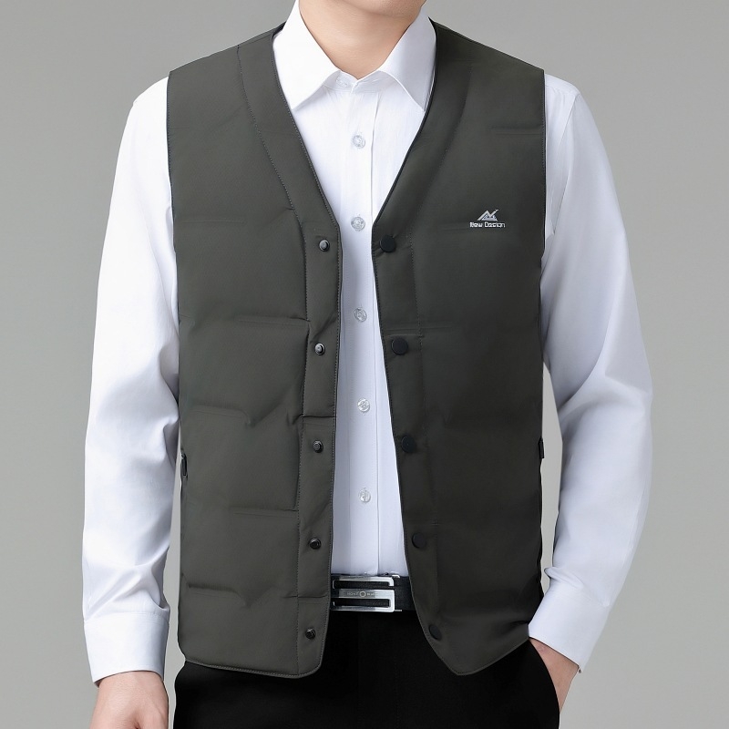 Vīriešu pūku vesta ziemai – plāna, 91–95% balto pīļu pūku, 110 g pildījums, galvenais audums neilons, odere poliesteris, V kakls, priekšējais slēgums ar pogām, sānu kabatas, bez kapuces