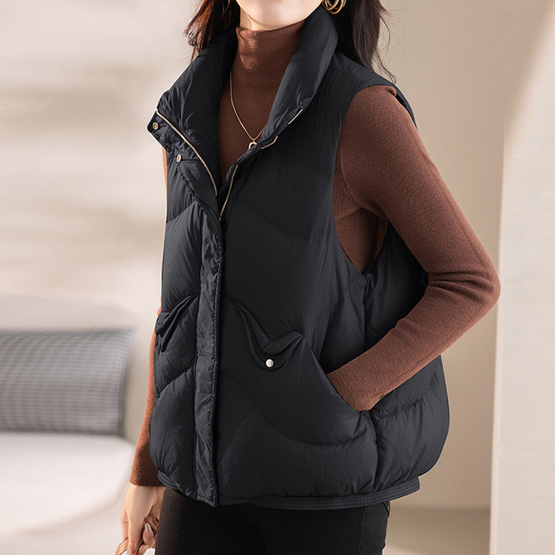 Ženski down vest, punjenje duck down, sadržaj 51–55%, glavna tkanina poliester, zatvarač, duljina 50–65 cm