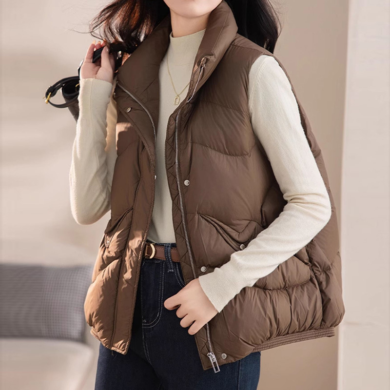 Ženski down vest, punjenje duck down, sadržaj 51–55%, glavna tkanina poliester, zatvarač, duljina 50–65 cm