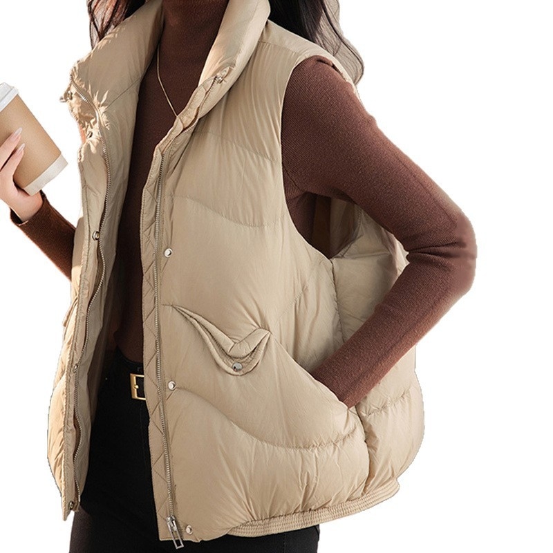Ženski down vest, punjenje duck down, sadržaj 51–55%, glavna tkanina poliester, zatvarač, duljina 50–65 cm